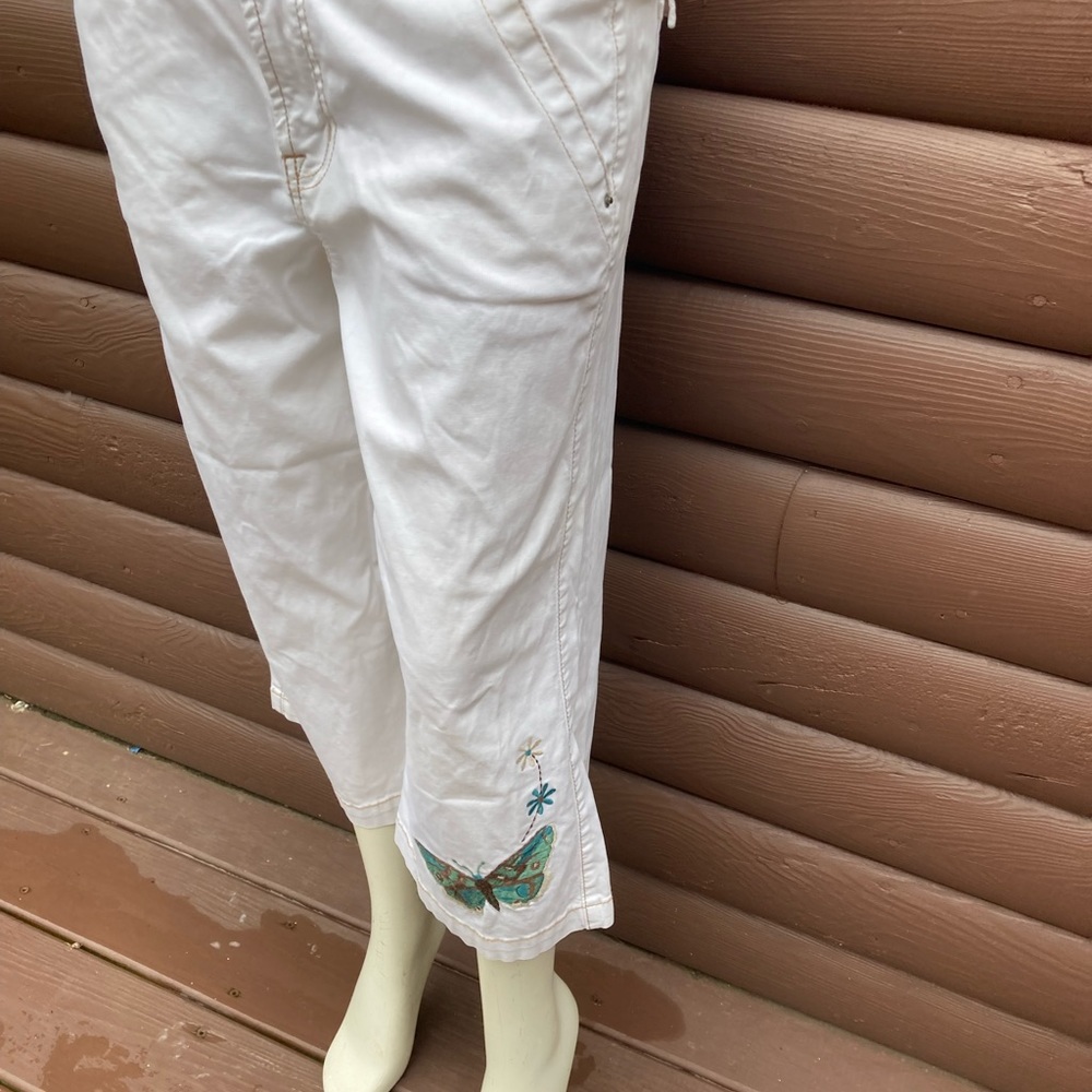 Bandolinoblu capris white with teal appliqué and brown stitching sz 10